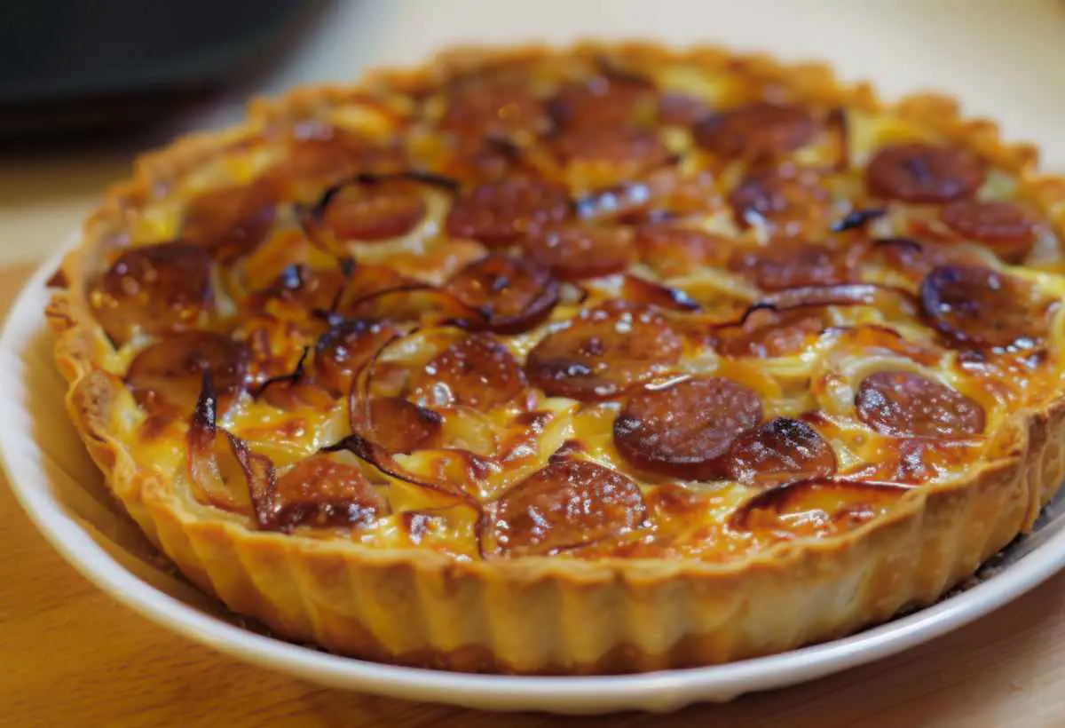 Tarte Salée aux Oignons et Chorizo à la Crème Fraîche